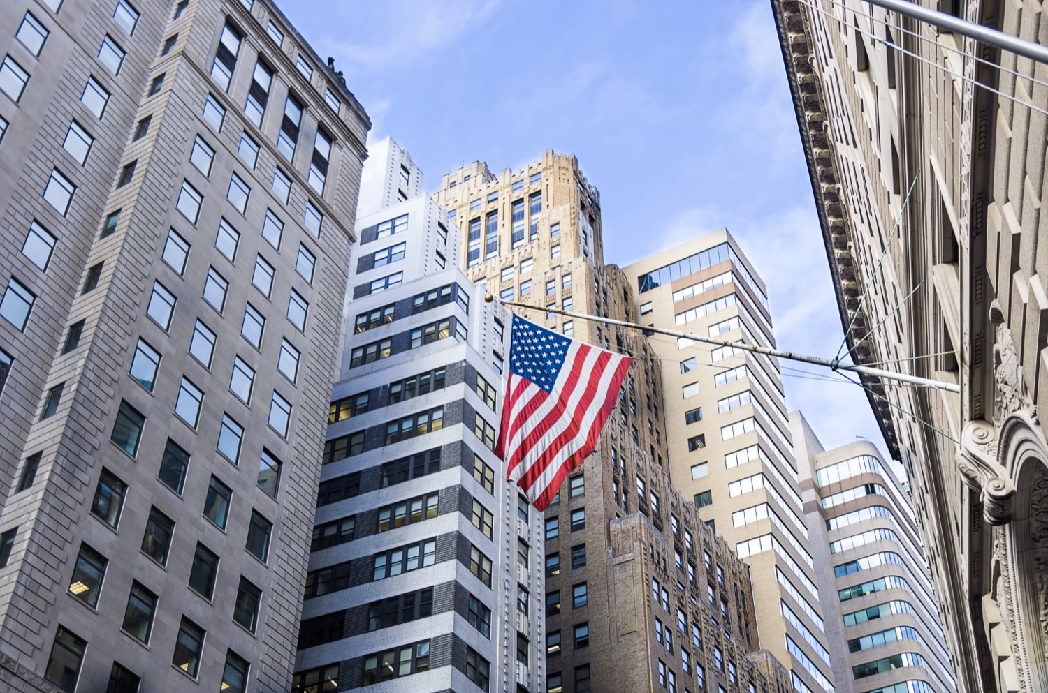 Distrito financeiro de Nova York com a bandeira dos Estados Unidos